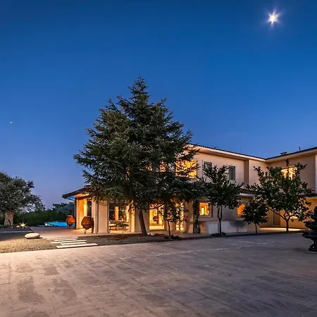 Epavli Papadopoulou - Luxurious Mansion Kornos