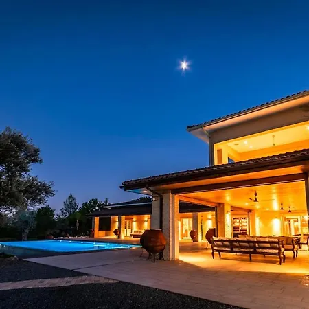 Epavli Papadopoulou - Luxurious Mansion Kornos